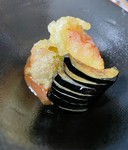 ・先付け/お刺身/椀物/季節の逸品/煮物/揚げ物/土鍋の炊き込みご飯/デザート
/約8品。（季節や入荷状況により内容が変わります。）

※ディナー サービス(チャージ)料金お一人様500円頂戴しております。


