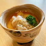 産地直送で届く厳選された鮮魚類。
春が旬の新玉ねぎで作ったネギ醤油でどうぞ。