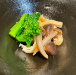 宮城県産の牡蠣と信州野菜を使ったお鍋。
鍋をお皿によそって御提供致します。