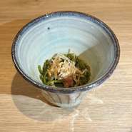 宮城県産の牡蠣と信州野菜を使ったお鍋。
鍋をお皿によそって御提供致します。