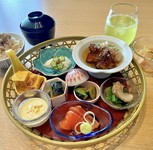 営業日：火曜日・水曜日限定
時間：12:00～14:30（L.O. 13:30）
選べるソフトドリンク1杯と食後にデザートと和紅茶付き。
旬の食材を使用したすべて手作りの小鉢料理と土鍋の炊き込みご飯をお楽しみ下さい。