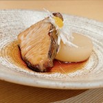 地場野菜"里芋"の美味しさを味わって頂きたく、
饅頭(まんじゅう)の中には何も入れず里芋のみで作った逸品。
試行錯誤を繰り返し里芋の美味しさを存分に引き出しました。
