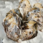 秋も深まり冬にかけて美味しくなる柿。
白い衣を纏わせたお酒のお供に。