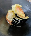 長野県産"無花果(イチジク)"を
皮付きのまま天ぷらに。

天ぷらの下には赤だし味噌を使った
自家製<胡麻味噌ダレ>
ごま味噌ダレにお付けして
お召し上がりくださいませ😊