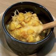 長野県産ゴールドラッシュ(とうもろこし)をふんだんに使った2層の冷製茶碗蒸し。

上には軽い衣を纏わせて揚げたトウモロコシを加えて食感にアクセントと存在感を持たせました🌽
