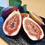 春先から夏にかけて旬のガゼウニ。
鰹出汁を使って作った出汁醤油ジュレと共に。