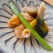 春先から夏にかけて旬のガゼウニ。
鰹出汁を使って作った出汁醤油ジュレと共に。