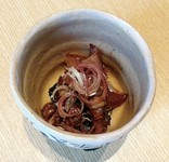 春に出回る新じゃがいも。
油で揚げた新じゃがいもを甘辛いタレで短時間で煮込みます。