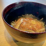 長野市若穂綿内地区で江戸時代から
栽培されている"綿内れんこん"をふんだんに使った蓮根饅頭に野菜の餡掛けを合わせた逸品です。