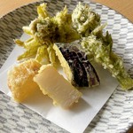 ふき味噌をアテに日本酒をゆっくりとご堪能くださいませ。
