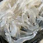 春の味覚【筍】。
信州産「コシヒカリ」と共に土鍋で炊き上げております。