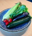 旬を迎えた｜殻付きのホタテ｜
ホタテの殻は煮沸消毒してお造りの盛り付けにし、視覚的にも楽しめる逸品に致しました！
新鮮な海の幸を存分にお楽しみ下さい。