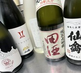 グラス各990円～
全国各地の日本酒から厳選した銘酒。
季節や入荷により日本酒も変わります。

日本酒に馴染みのない方にも美味しく飲みやすい日本酒をセレクトいたします。
