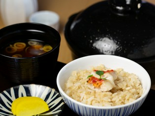 米の旨みが口の中いっぱいに広がる『本日の土鍋炊き込みご飯』