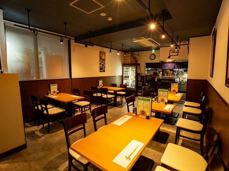 フリーに繋げられるテーブル席、宴会も自由自在