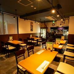 フリーに繋げられるテーブル席、宴会も自由自在