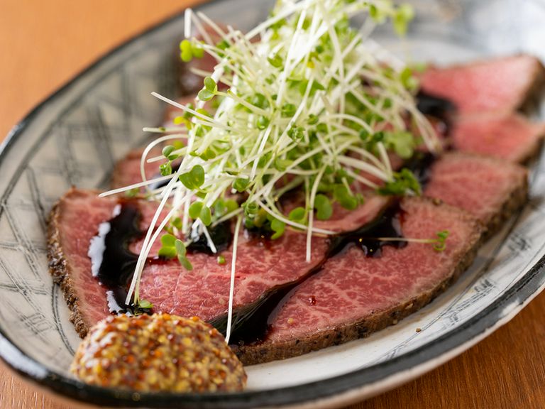 赤ワインといかが。もちろん日本酒に合わせてもOK『黒毛和牛ローストビーフ』