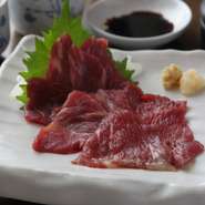 熊本直送。新鮮な馬肉をシンプルに味わう『赤身刺し』。馬刺し専用の醤油をサッとつけてひと口。ヘルシーながらも旨みが凝縮した、馬肉特有のおいしさが口いっぱいにひろがります。

