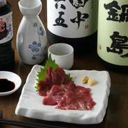 熊本直送の馬肉を、馬刺し専用のタレでいただく『赤身刺し』。本場の味を大阪・堺で楽しめます。日本酒や焼酎も九州の銘柄オンリー。九州に想いを馳せてみるのも一興です。