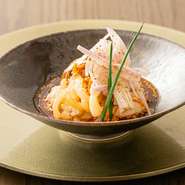 濃厚なごま豆腐とクラゲのコリコリ食感の違いを楽しむ冷菜をご用意。中華の定番をアレンジした【CHINA.KISSHO　nagoya】オリジナルメニューです。唐辛子の爽やかなピリッと感とともにお楽しみ下さい。