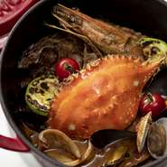 仕入業者様と密に連携を取り、ディナーは常に旬の食材を用いた限定メニューを15品ご用意しております。月に2~3回メニュー改定

写真「本日のお魚とムール貝,帆立,あさり,いか,たこ,ズワイガニのズッパディペッシェ」