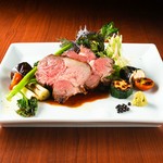 臭みもなく、柔らかいもも肉を使用しております。肌荒れや冷え性、疲労改善などにも効果があり、ヘルシーなお肉！特に女性のお客様に人気です！