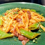 早春の味覚の代表ほたるいかに、食感の心地よいスナックエンドウ! 芳醇なトマトソースともちもち平打ち?で食べ応え十分