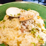 春のご馳走、はまぐりと生の新わかめのリゾット! 　地味深い野菜の出汁とともにじっくり炊き上げます!