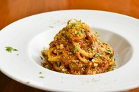 口いっぱいに広がる、じっくり煮込んだ牛すじのうまみと
煮詰めた赤ワインのキレが絶妙な贅沢ボロネーゼ。お子様でも食べやすく大人気です!
※土日祝日のランチもご注文可。