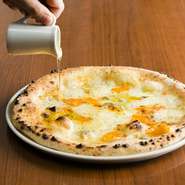 ゴルゴンゾーラピカンテ・ミモレット・カマンベールなどのチーズがとろりと溶け合った、濃厚で食べ応えのある一番人気のピッツァ。
黒胡椒と蜂蜜が合う！