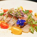 伊勢茶、柑橘、海藻をブレンドした飼料で育てられる上質な三重県産真鯛のカルパッチョ！糖度の高い熊本トマトと日向夏で作るケッカソースとともに