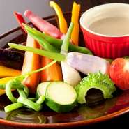 南知多 ”とりのさと農園”さんの有機野菜。 野菜自体がものすごくおいしいので、バーニャカウダのソースはやさしめに作り、野菜を主役に引き立てます。