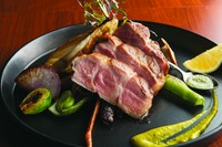 その名の通り栗を飼料として育てられた、スペインはガリシア地方伝統の白豚！ 霜降りが多く、脂には甘みがありながらもあっさり。肉質は柔らかくジューシーで、とても食べやすくおいしい豚肉です。