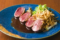丁寧にじっくり火を入れた鴨胸肉のロースト！　きめ細かな肉質と独特の豊かな風味。芳醇な艶々の赤ワインソースとともに。
