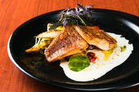 皮面はパリっと、身は余熱でふんわり絶妙に焼き上げたさわら！やさしい甘みと豊かな風味のソースで！
