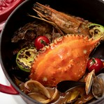 お魚まる1尾を鉄のフライパンで香ばしく焼き上げ、たっぷりの魚介と一緒にじっくり煮込みます! うまみ抜群のスープとともに！ ＋800円で〆のリゾットをお作りします