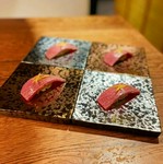 厳選赤身肉をサッと炙ってごま醤油のシャリと合わせる