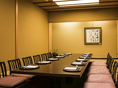 四季折々の色鮮やかな食材が際立つ空間。個室完備です