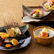 料理長渾身のディナーコース『白虎～びゃっこ～』は、季節の移ろいを五感で堪能いただける特別会席です。
鰹や松茸などの秋の味覚をお楽しみいただけます。

