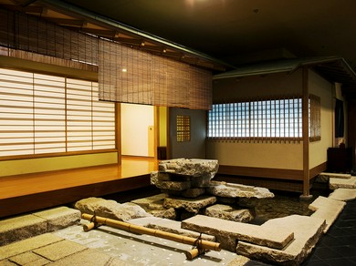 静かで落ち着ける半個室席