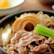 国産牛ロースを使った人気の定番メニュー。小鉢、サラダ、ご飯、味噌椀、香の物のセットです。