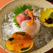 会席料理が豊富な【日本料理「平川」】では、彩り鮮やかな、季節感溢れる旬の食材を用いたお料理を存分にお楽しみいただけます。昼にはランチもあり、豪勢で満足できる料理を味わう事ができます。
