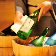 利き酒師が選ぶ日本各地の銘醸酒常時15種。すべてグラス、一合でご提供いたします。日本料理に合わせた白ワインや鉄板焼に合わせた赤ワインがそろった約100種のバラエタルなワインリストもございます。

