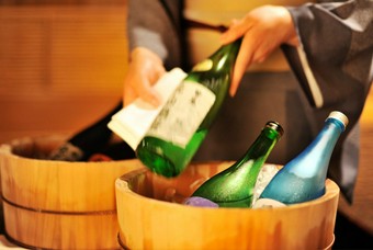 時季毎に利き酒師が選りすぐった地酒とソムリエセレクトのワイン