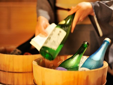 時季毎に利き酒師が選りすぐった地酒とソムリエセレクトのワイン