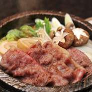 しゃぶしゃぶ、すき焼はお好みでお選びいただけます。お食事の締め一品として、しゃぶしゃぶにはうどん、すき焼にはご飯と味噌椀をご用意しております。食材と肉の旨味が溶け込んだ最後一口までお楽しみください。