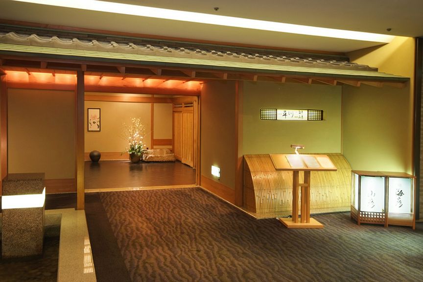 しっとりとゆかしい和の趣のある日本料理「平川」店内入口