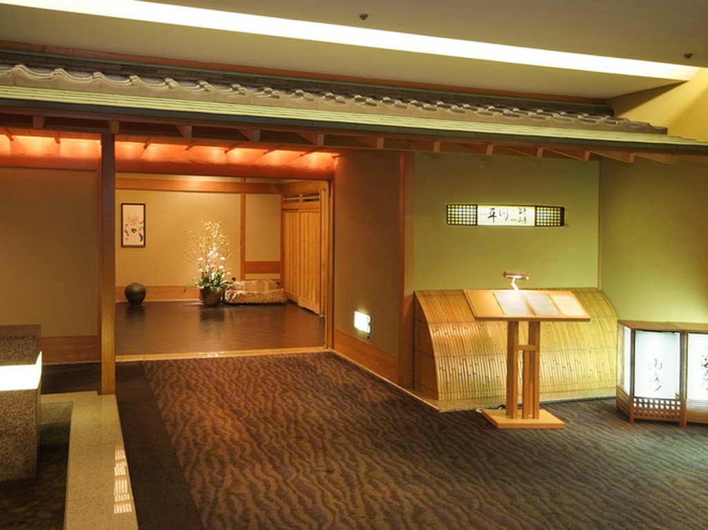 しっとりとゆかしい和の趣のある日本料理「平川」店内入口