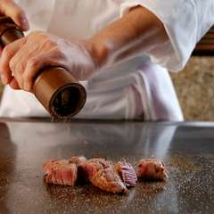 安らぎと落ち着きの感じられる席で、鉄板に躍る臨場感を堪能