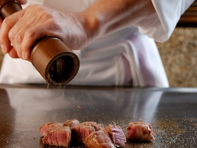 安らぎと落ち着きの感じられる席で、鉄板に躍る臨場感を堪能